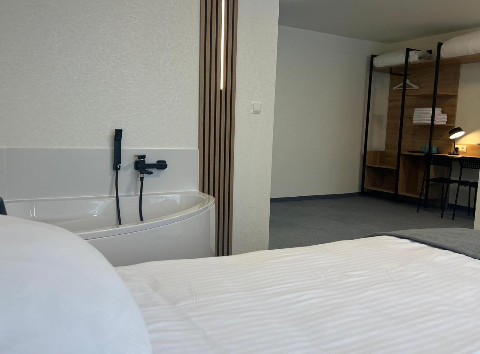 Plonia Resort Luaran gambar